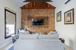 New! Historic 1bed/1bath Suite Steps to River St!